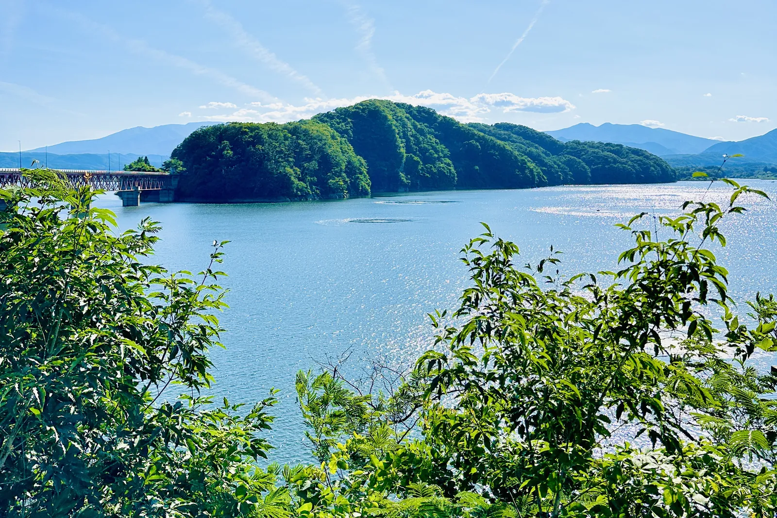 山並みを背にした、静かな湖の風景